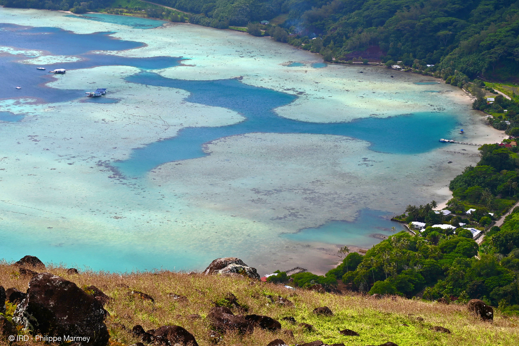 Fermes perlières à Mangareva dans l'archipel des Gambier. © IRD - Philippe Marmey